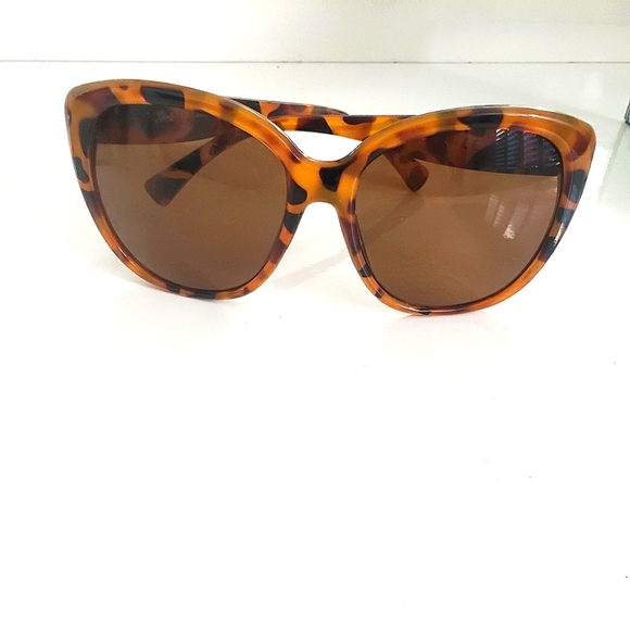 🌟NWOT Womens Oversized Tortoise Cat Eye Sunglasses 🌟 - Picture 1 of 4